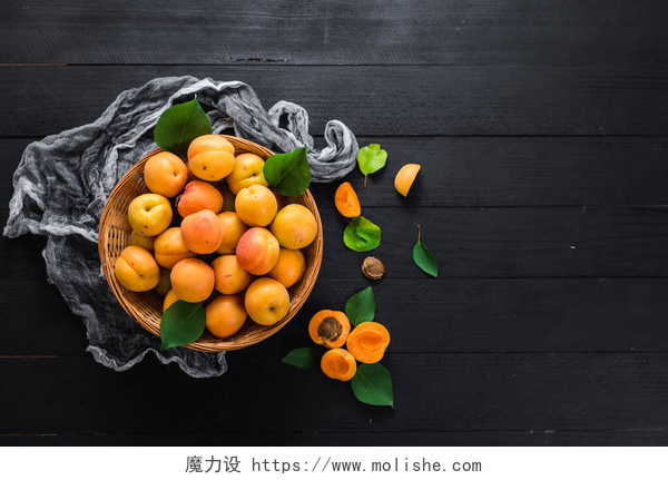 黑色桌子上的杏甜成熟的杏仁，黑色木制背景。复制空间